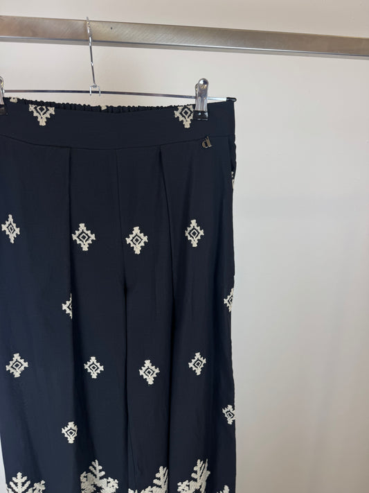 PANTALONE NERO CON RICAMI ECRU