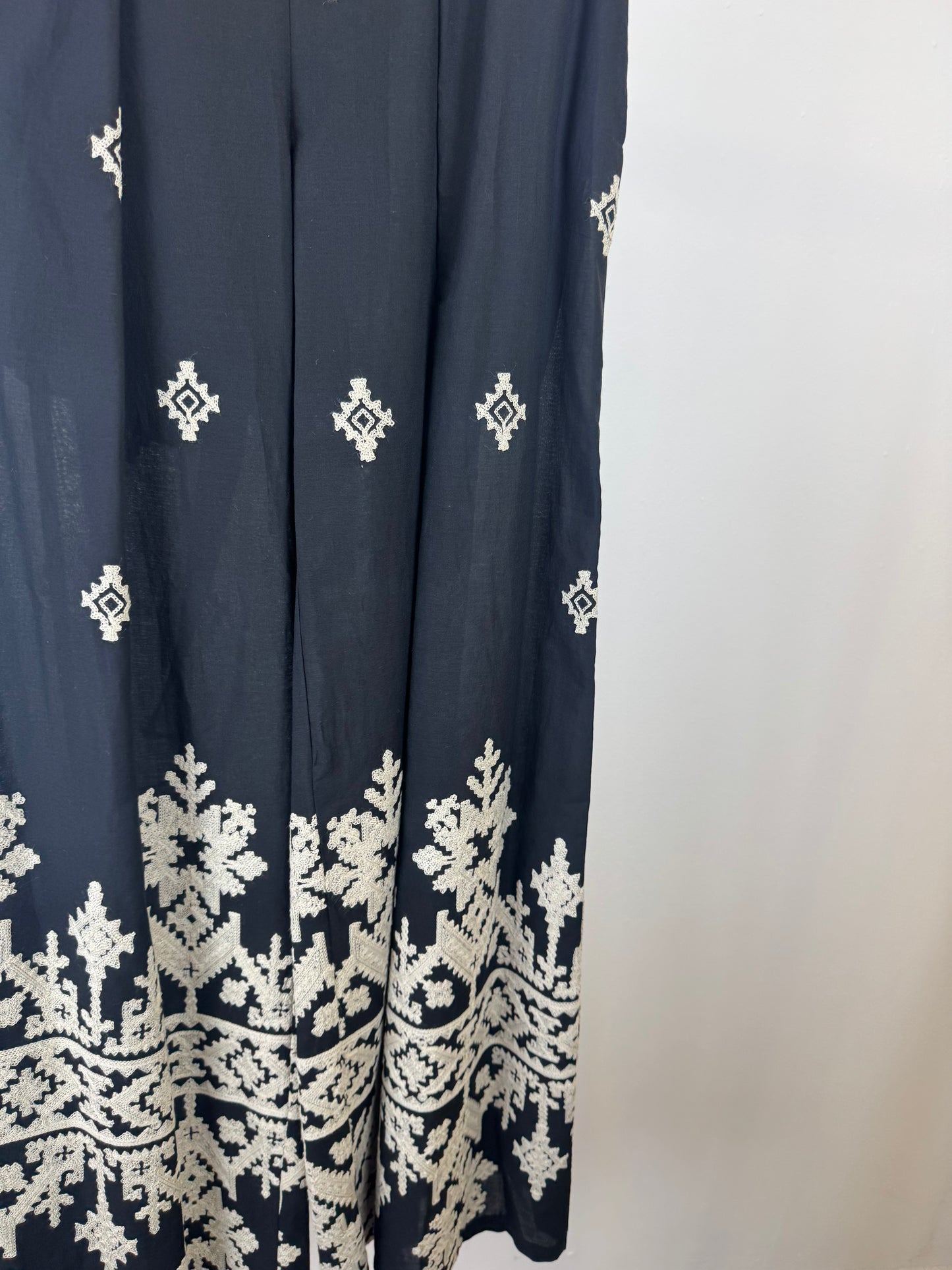 PANTALONE NERO CON RICAMI ECRU