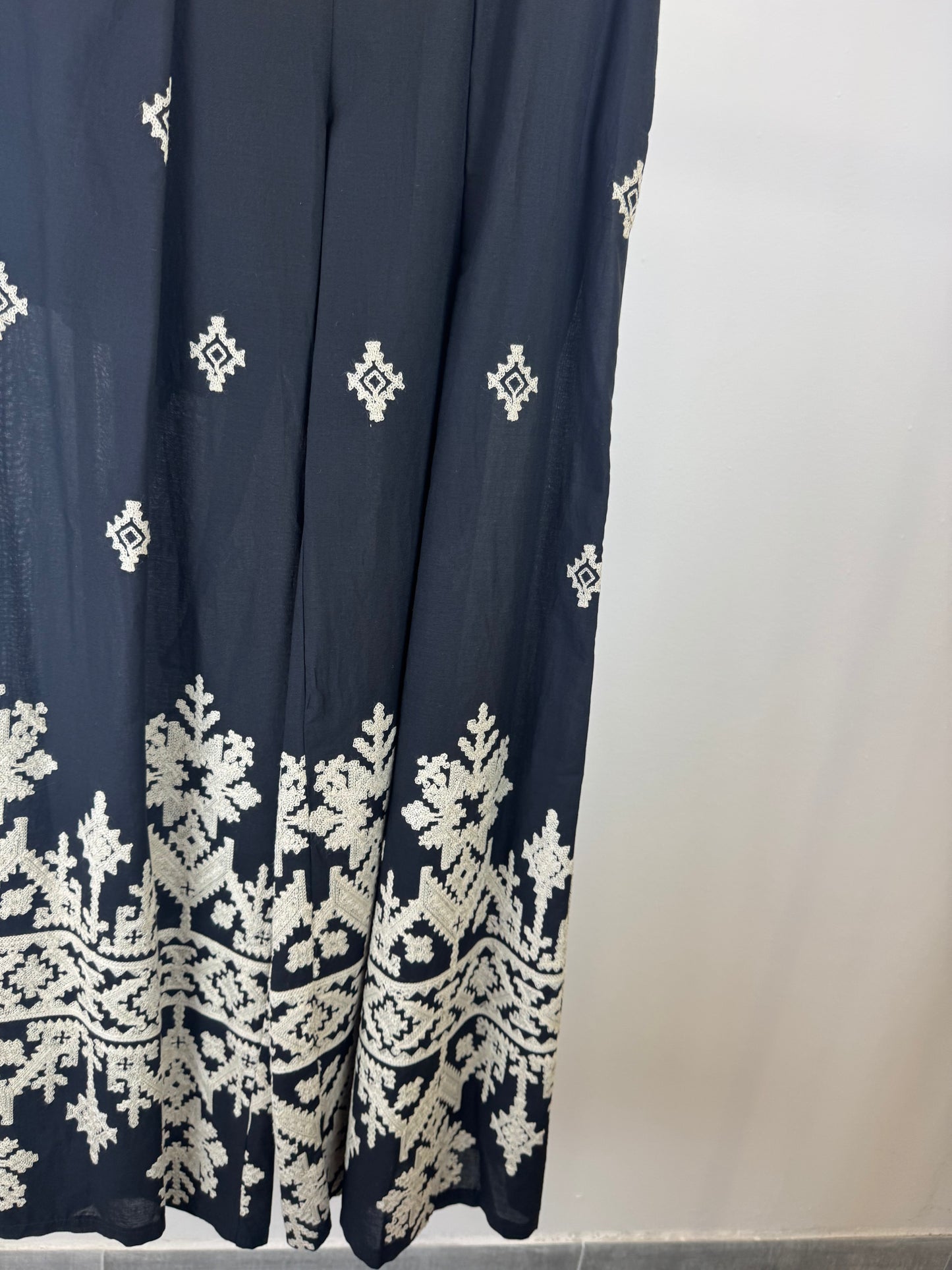 PANTALONE NERO CON RICAMI ECRU